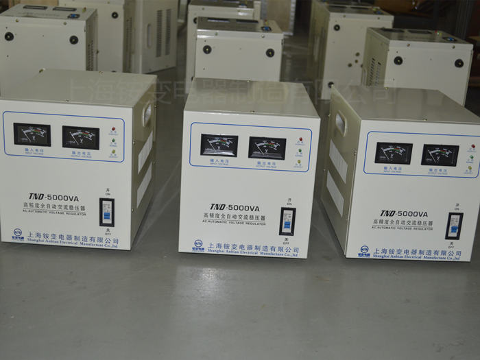 單相穩(wěn)壓器 SVC-500VA 精密全自動交流220v穩(wěn)壓器 TND-500W穩(wěn)壓器